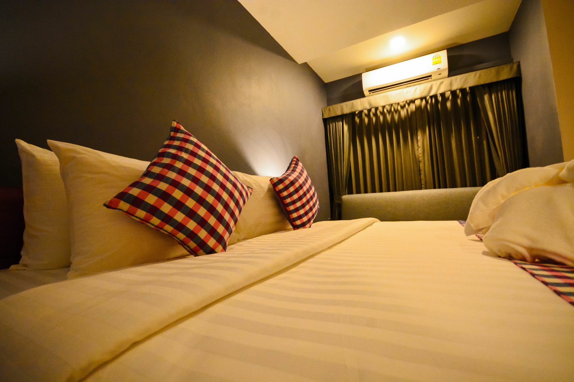 Comet Hotel Surat Thani Exterior foto