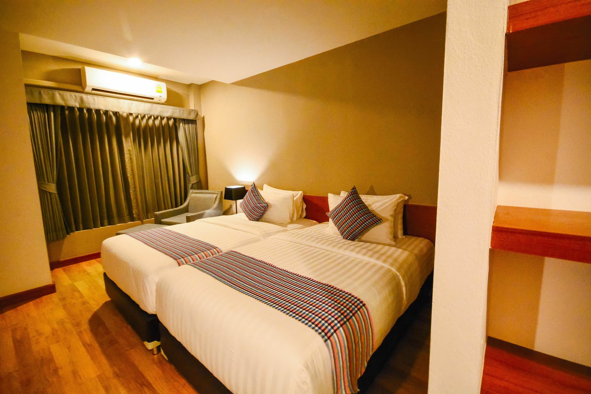 Comet Hotel Surat Thani Exterior foto