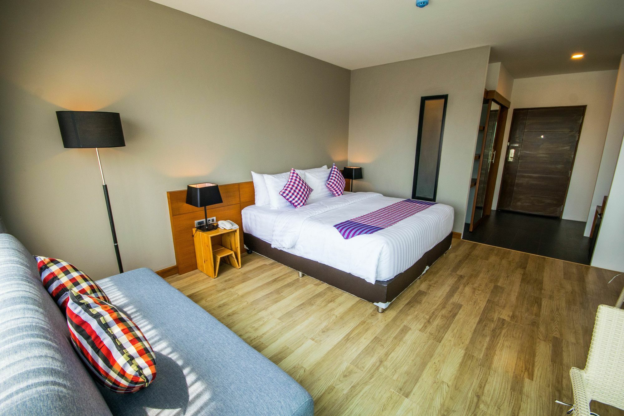 Comet Hotel Surat Thani Exterior foto