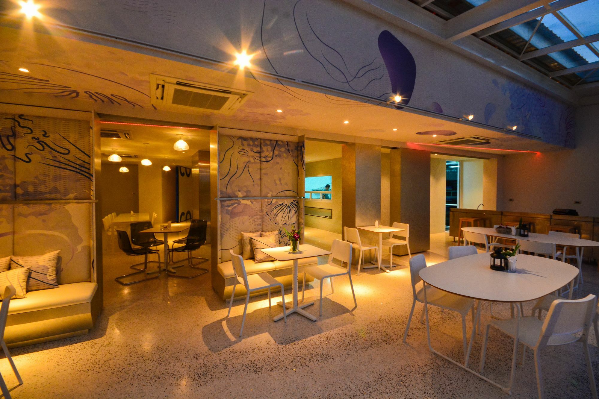 Comet Hotel Surat Thani Exterior foto